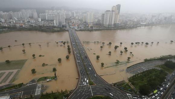 En 2020, un parque inundado por el río Taehwa, que se desbordó debido a las fuertes lluvias que descaró el tifón Haishen en Ulsan, Corea del Sur. (Foto: AFP).