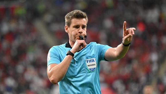 Daniel Siebert es el árbitro que no le cobró dos polémicos penales a Uruguay y se fue eliminado de Qatar 2022.