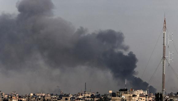 Una fotografía tomada desde Rafah muestra el humo que se eleva tras el bombardeo israelí en Jan Yunis, en el sur de la Franja de Gaza, el 20 de diciembre de 2023. (Foto de MAHMUD HAMS / AFP)
