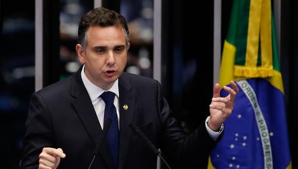 Rodrigo Pacheco fue elegido líder del Senado brasileño con apoyo del presidente Jair Bolsonaro. (Foto: Sergio LIMA / AFP)