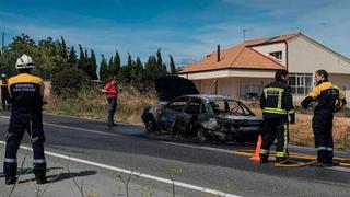 Hombre murió tras intentar salvar a su perro de auto en llamas