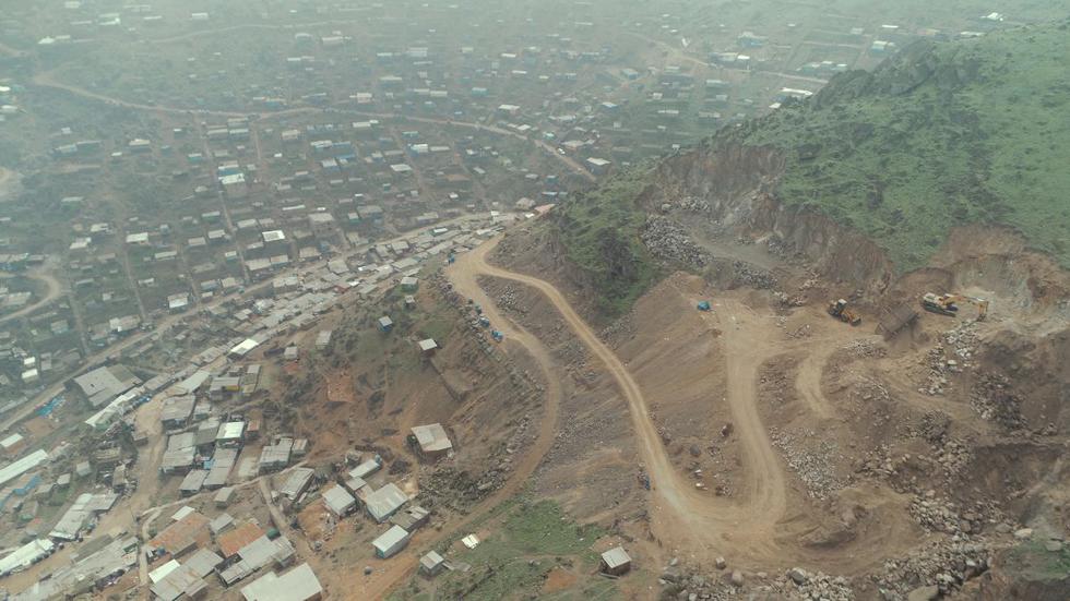 A través de un dron, El Comercio registró el daño causado en las lomas de Mangomarca. Nótese cómo la maquinaria pesada las ha ido destruyendo y cómo las viviendas han ido invadiendo. (Foto: El Comercio)