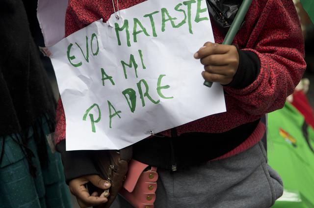Cocaleros protestan contra Evo con ataúdes de sus compañeros muertos [FOTOS]