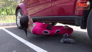 YouTube: Hace limbo por debajo de un auto