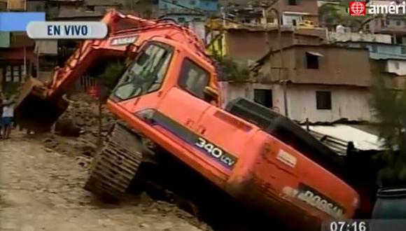 San Juan de Miraflores: retroexcavadora cae sobre dos casas