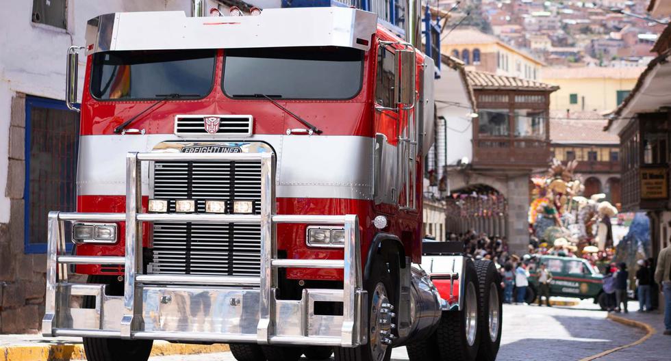 Imagen revelada en exclusiva a El Comercio con Optimus Prime, el líder de los Transformers, durante la filmación en Cusco. La cinta "Transformers: el despertar de las bestias" llega al Perú el 7 de junio.
