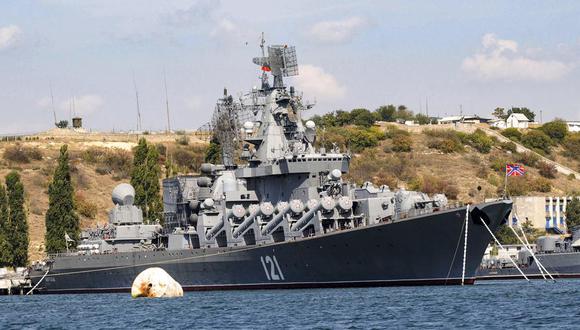 Rusia admite el hundimiento de su buque insignia Moskva después de que fuera seriamente dañado en una explosión en el mar Negro. (Foto: AP).