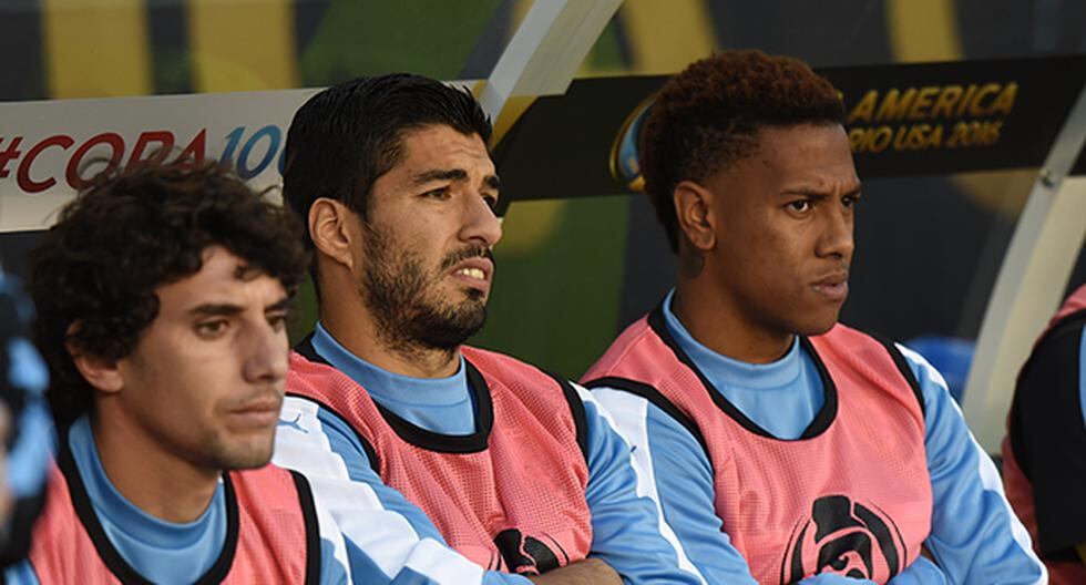 Luis Suárez estuvo entre los suplentes de Uruguay ante Venezuela. En el segundo tiempo se puso a calentar, pero sorpresivamente no llegó a jugar y se molestó. (Foto: AFP)