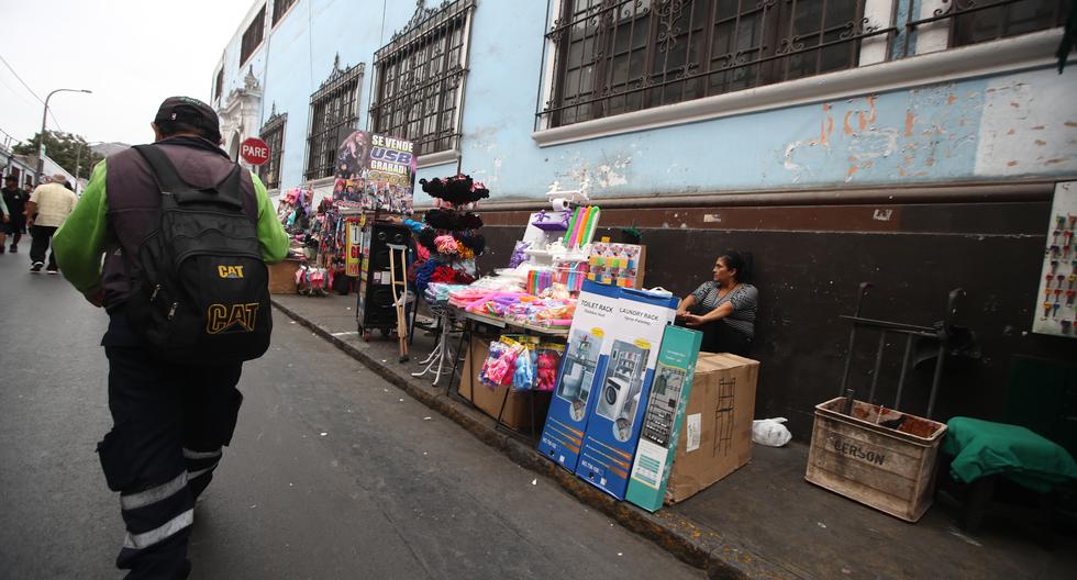 Gran cantidad de ambulantes han regresado a ocupar las calles de Mesa Redonda y el Mercado Central. La mayoría se ubica ahora en los jirones Inambari y Puno. (Foto: Jorge Cerdán / @Photo.gec)