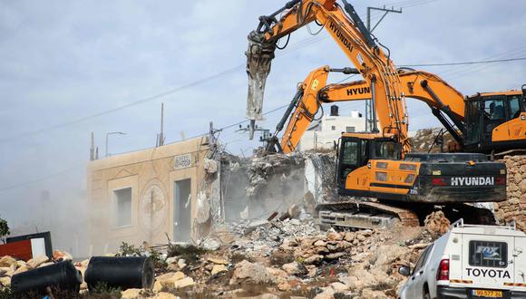 Excavadoras del ejército israelí demuelen dos casas palestinas en el área de Jabal Johar de la ciudad de Hebrón, cerca del asentamiento israelí de Kiryat Arba, en la Cisjordania ocupada.