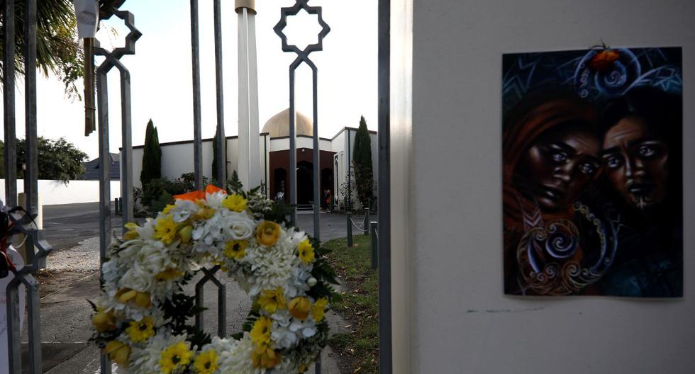 Una corona de flores en memoria de las víctimas de la masacre se ven fuera de la mezquita Al Noor en Christchurch. (AFP)
