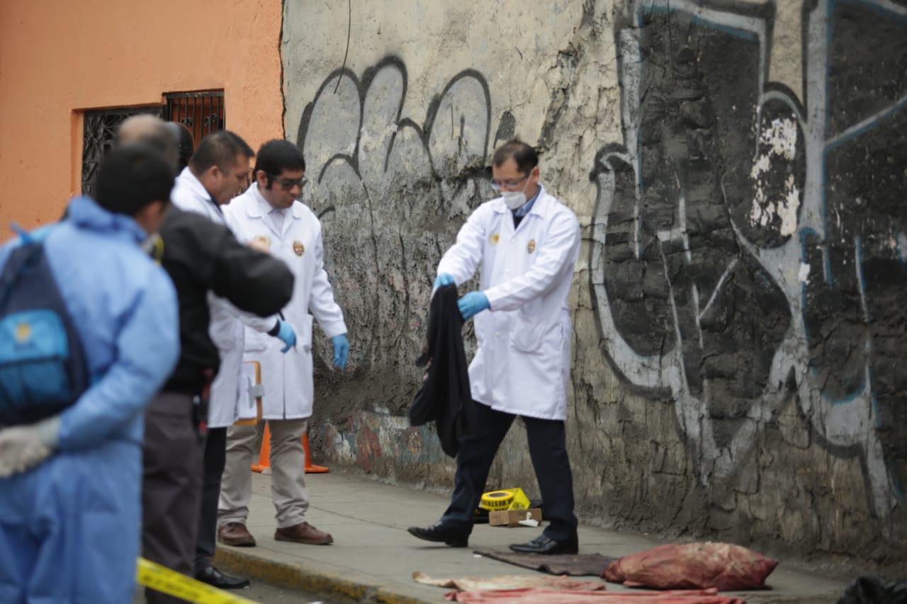 Una maleta y varias bolsas fueron abandonadas en la cuadra 1 Fausto Castañeta, a espaldas de la Plaza de Acho. (Marco Ramón)