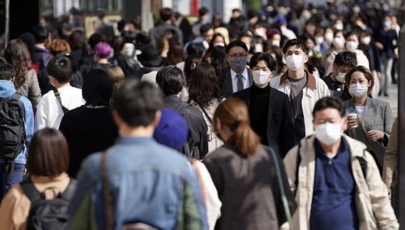 Peatones con mascarillas caminan por una concurrida calle del distrito de moda Omotesando en Tokio, Japón. (Foto: EFE / EPA / FRANCK ROBICHON).