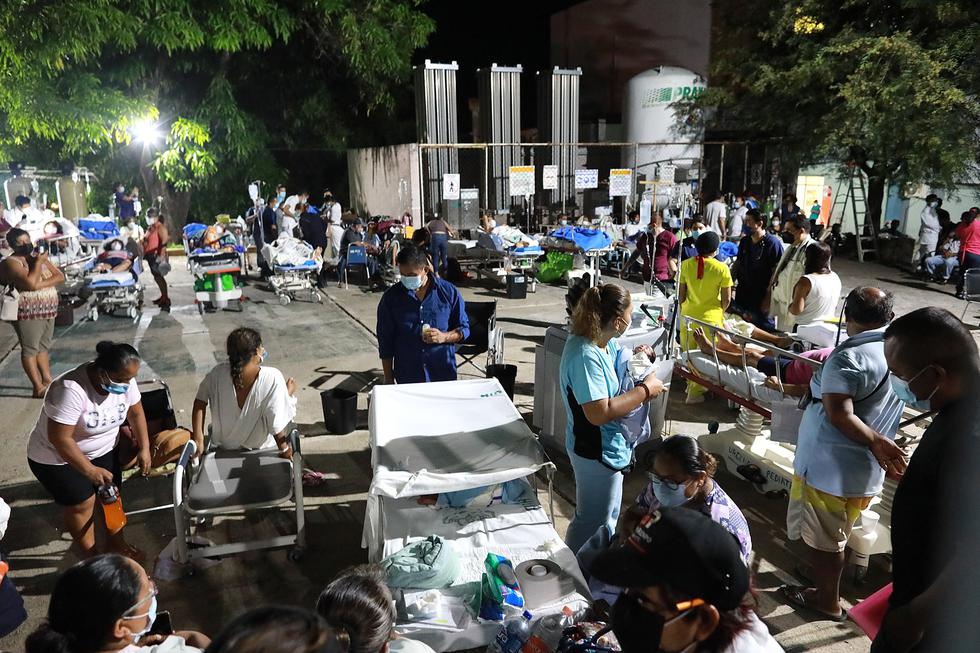 Pacientes de un hospital público fueron desalojados, debido al sismo de 7.1, en el balneario de Acapulco, en el estado de Guerrero (México). (Foto: EFE)

