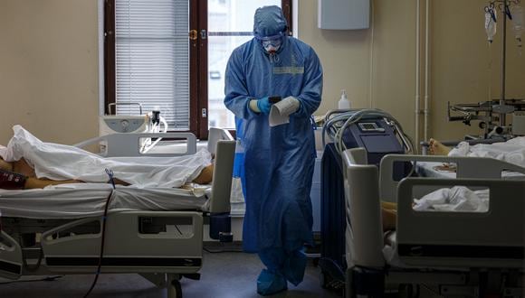 A medic wearing personal protective equipment (PPE) works in the intensive care unit for Covid-19 coronavirus patients in the Moscow Sklifosovsky emergency hospital in Moscow on October 20, 2021. - Russia said on October 20, 1,028 people died of Covid over the past 24 hours, a new record, as President Vladimir Putin mulls introducing nationwide restrictions to curb the spread of the disease. (Photo by Dimitar DILKOFF / AFP)