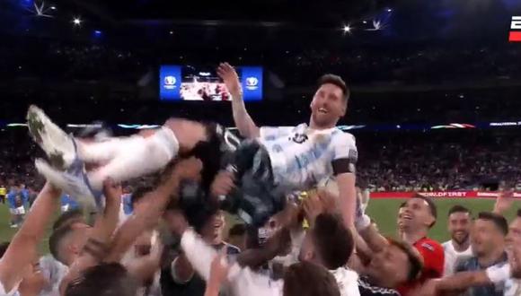 Lionel Messi fue cargado por compañeros en las celebraciones tras triunfo ante Italia. (Captura: ESPN)