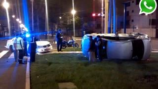 Auto se volcó tras chocar contra vehículo municipal en Surco