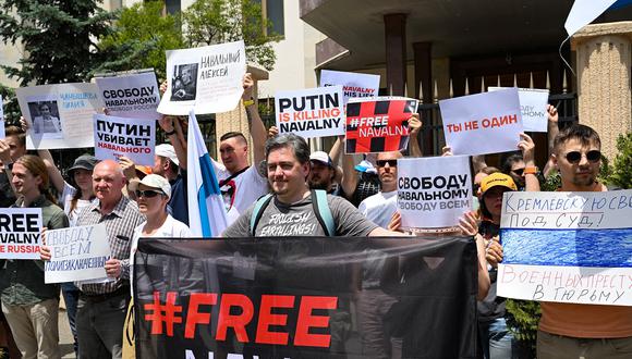 Activistas rusos que residen en Georgia se manifiestan en apoyo del crítico del Kremlin encarcelado Alexei Navalny el 4 de junio de 2023, el 47 cumpleaños de Alexei Navalny, frente a la antigua embajada rusa en Tbilisi. (Foto de Vano SHLAMOV / AFP)
