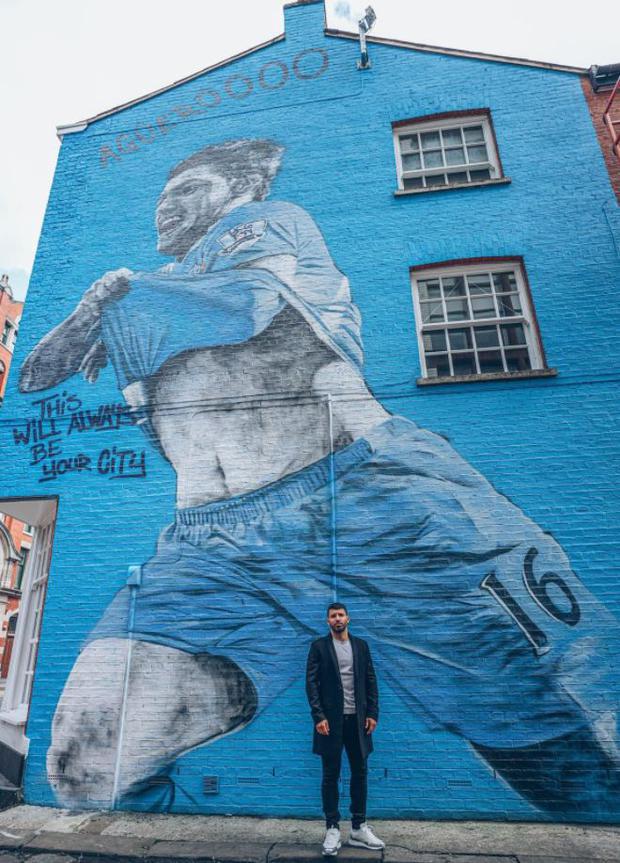 Sergio Agüero next to the mural dedicated to him in tribute to his goal against QPR.
