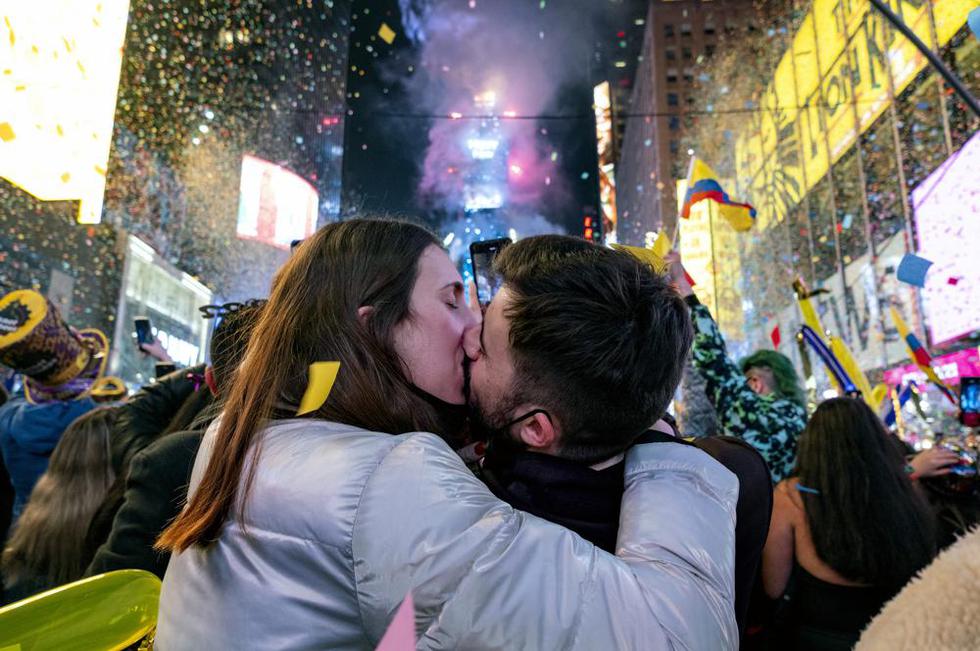 Irene Mayoral y Gerald Nuell, de España, se besan mientras celebran en Times Square, en Nueva York, la llegada de Año Nuevo 2022. (Foto AP / Craig Ruttle).