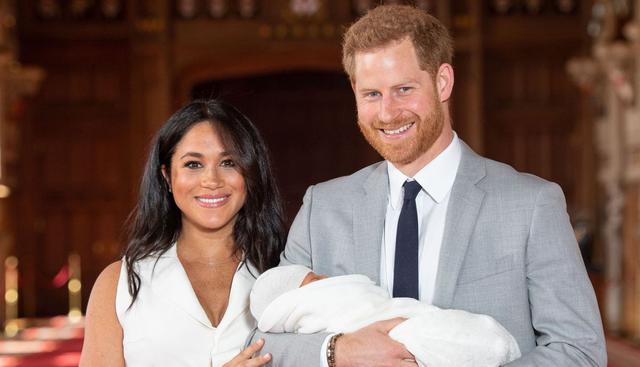 Los duques de Sussex presentan a su primer hijo en Windsor. (Foto: AFP)