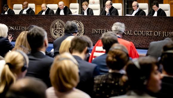 Los jueces, incluido el presidente Joan Donoghue (centro), asisten a una sesión de la Corte Internacional de Justicia (CIJ) en un caso de Ucrania contra Rusia, en La Haya el 2 de febrero de 2024. (Foto de Sem van der Wal / ANP / AFP)