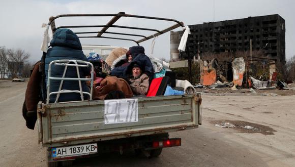 Los evacuados que huyen del conflicto Ucrania-Rusia se sientan en el cuerpo de un vehículo de carga mientras esperan en una fila para salir de la ciudad portuaria sureña sitiada de Mariupol, Ucrania. (Foto: REUTERS/Alexander Ermochenko).