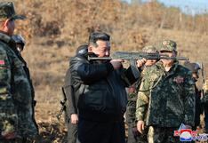 Kim Jong-un manipula arma al inspeccionar base de entrenamiento en Corea del Norte