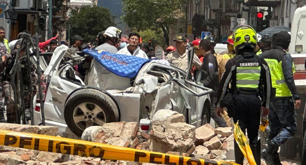 Personas observan los daños ocasionados por el sismo de magnitud 6,5 en la escala abierta de Richter, en la ciudad de Cuenca (Ecuador).