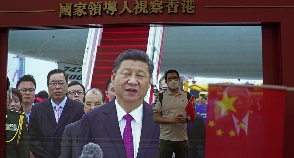 En la pantalla se ve al presidente de China, Xi Jinping, durante su visita a Hong Kong. AP