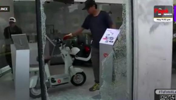 Delincuentes robaron tres motos tras romper una mampara de una tienda en Lince | Captura de video / Latina