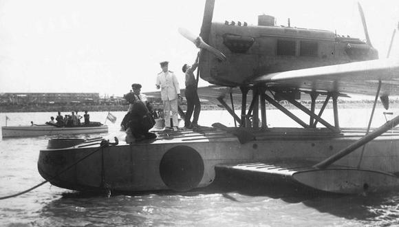 El hidroavión "Plus Ultra" acuatiza en Buenos Aires, el 22 de enero de 1926. (Foto de ABC)