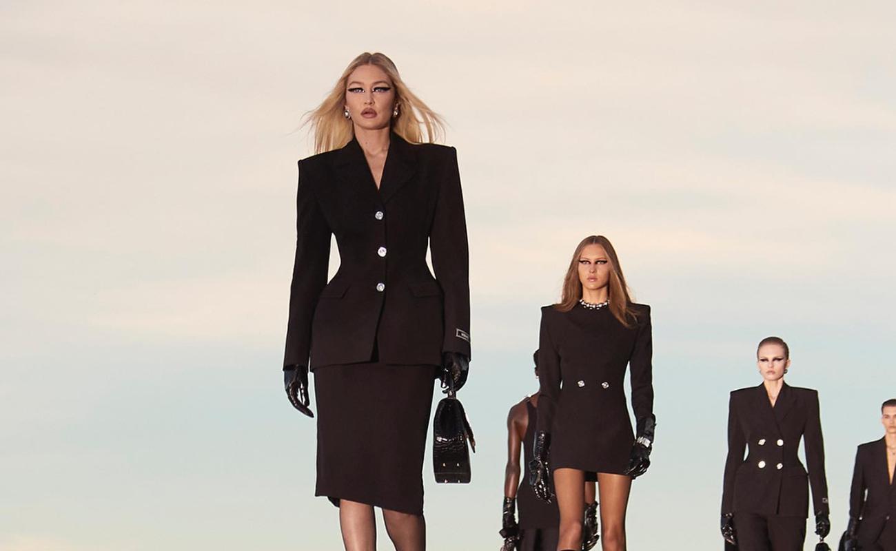 Los diseñadores más top de la industria ya pesentaron sus propuestas para la temporada de otoño/invierno en las diversas Semanas de la Moda alrededor del mundo. Estas son las que marcarán tendencia esta temporada entrante.
(Foto: Versace)