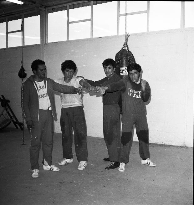 Mexico, October 1975. From left.  From right, coach Rolando Castro, and boxers Luis La Madrid, Segundo Cobeñas and Carlos Burga.  The strong Peruvian boxing team in those Pan American Games.  (Photo: Jorge Chávez / GEC Historical Archive)
