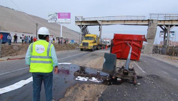 Panamericana Sur: camión chocó contra puente peatonal