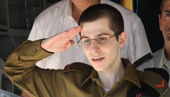 El soldado israelí Gilad Shalit, el 18 de octubre de 2011, tras su liberación. (Foto de PMO / AFP).