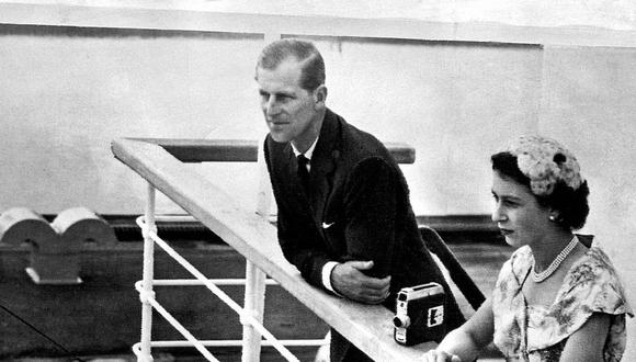 La reina Isabel II y el príncipe Felipe visitaron Panamá el 29 de noviembre de 1953. En la imagen, observando las esclusas de Miraflores, en el Canal de Panamá. (Getty Images).
