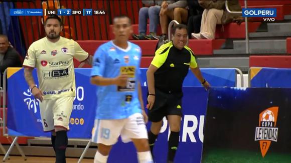Loco Vargas choca con árbitro y casi lo derriba (Video: @golperu)