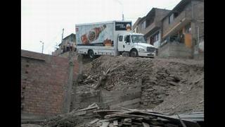 SJM: camión quedó a punto de caer sobre unas casas desde ayer