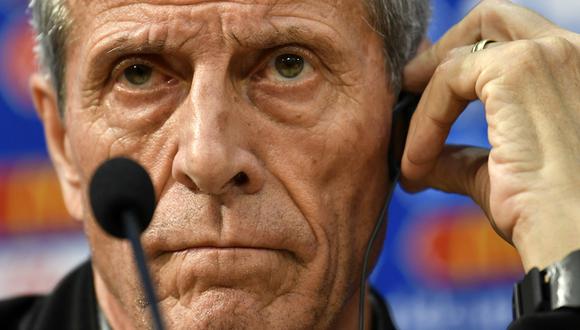 El maestro Tabárez se convierte en el técnico más longevo en dirigir la fase de cuartos de final en una Copa del Mundo. (Foto: AP)