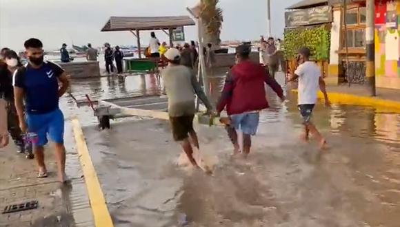 Calles resultaron inundadas en el malecón El Chaco (Paracas) debido a la fuerte marejada. (Foto: Twitter @YamilAbusabal)