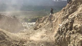 Pisco: Pobladores aislados por derrumbe de carretera habilitaron camino en un cerro 