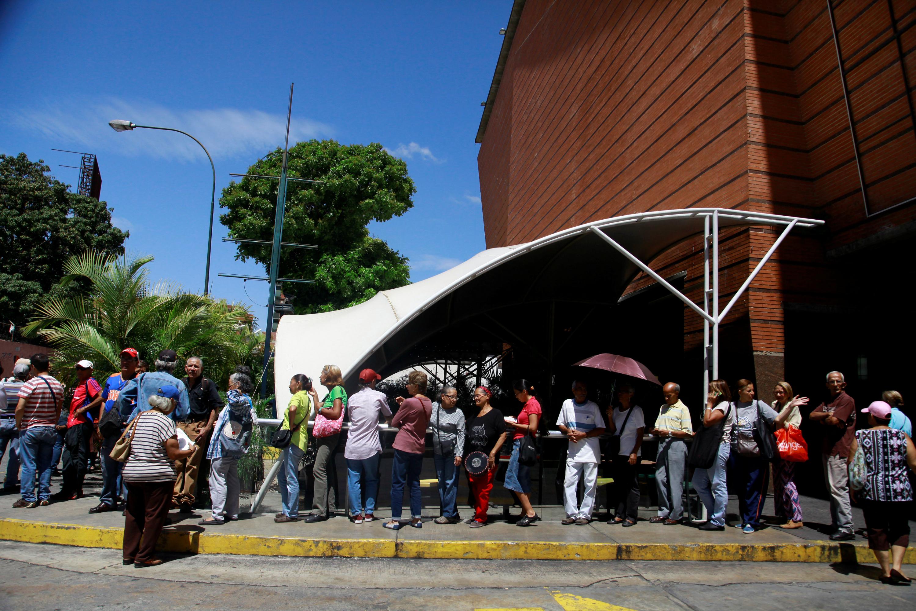 FOTO 4 | Cientos de personas esperaron por horas bajo el sol. (Foto: Reuters)