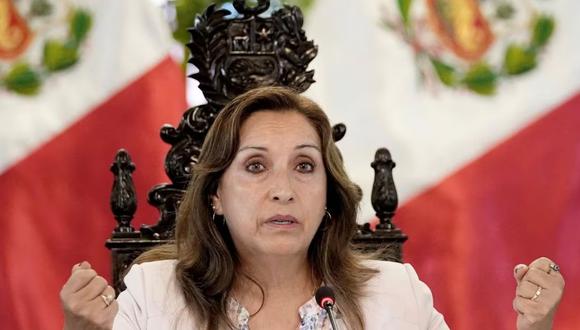 Perú Libre remite moción de vacancia contra la presidenta Dina Bolaurte, ante el oficial mayor del Parlamento. (Foto: Agencias)