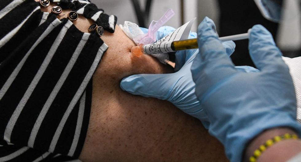 Una mujer, identificada como Sandra Rodriguez, recibe una prueba de vacuna contra coronavirus en el Research Centers of America (RCA), en Hollywood. (Foto: CHANDAN KHANNA / AFP)