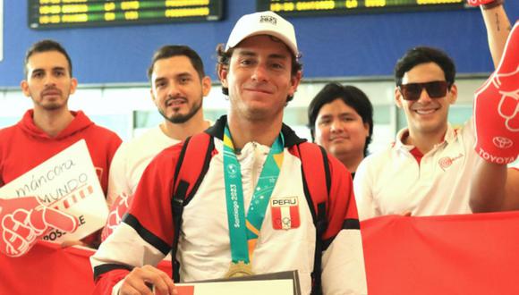 Lucca Mesinas regresó al Perú con el bicampeonato panamericano en shortboard y el cupo para los Juegos Olímpicos París 2024 | Foto: IPD