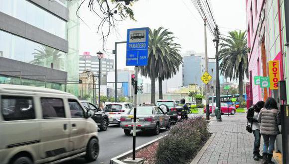 La congestión vehicular y el mal estado de las pistas en algunos puntos de San Isidro son dos de las principales quejas de los vecinos. (Foto: Juan Ponce)