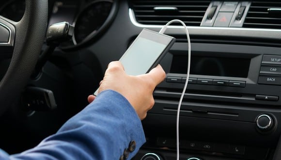 Después de conocer las consecuencias vas a pensarlo dos veces antes de conectar tu celular al puerto USB del vehículo. (Foto: Archivo GEC)