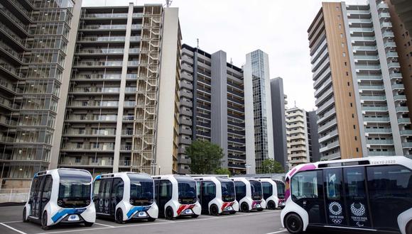 Vehículos eléctricos autónomos que se utilizan en la Villa Olímpica de Tokio. (BEHROUZ MEHRI / AFP).