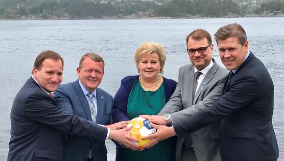 Los primeros ministros de Noruega, Suecia, Dinamarca, Finlandia e Islandia  posan con la mano sobr eun balón y recordaron a una reciente foto de Donald Trump. (Foto: Reuters)